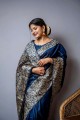 tissage d'un sari en soie brute en bleu