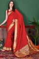 tissage de sari en soie rouge