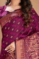 sari en satin avec tissage en magenta