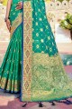 saris vert banarasi dans le tissage de la soie banarasi