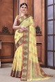tissage de saris de soie en jaune clair