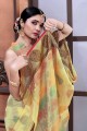 tissage de saris de soie en jaune clair