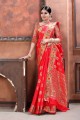 tissage de saris en soie rouge