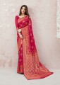 rougeâtre sari de soie rose